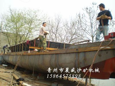 製造中的鐵沙船.jpg